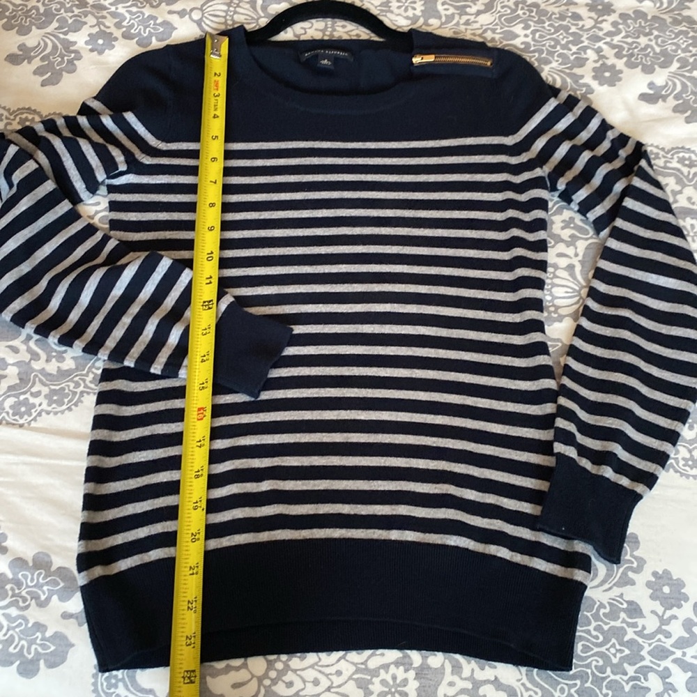 Banana Republic sweater size small. - Picture 2 of 4